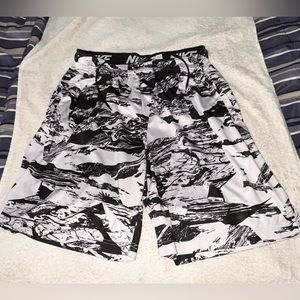 White/black men’s Nike shorts size Large